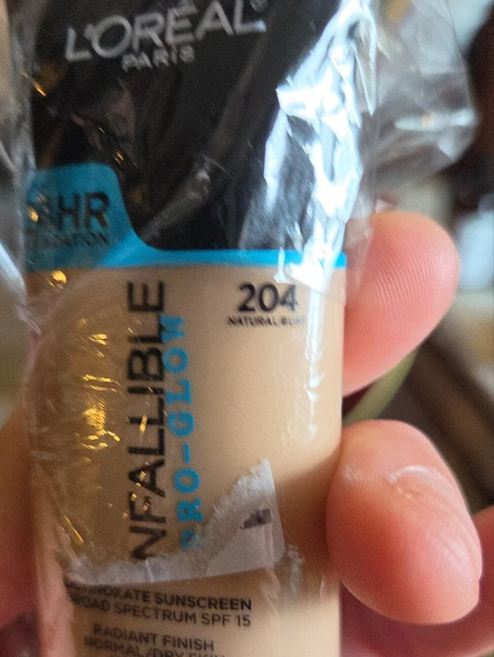L'Oréal Infallible Pro-Glow Foundation - Natural Buff (Beige)